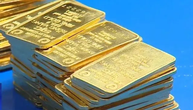 Khi giá vàng thế giới biến động: Nên chọn vàng nhẫn trơn hay vàng miếng để dễ bán lại